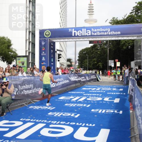 29.06.2025 - hella hamburg halbmarathon Michael Strokosch http://msf.ph/oto/8154873 29.06.2025 10:05:22 Ziel 19 meine-sportfotos.de