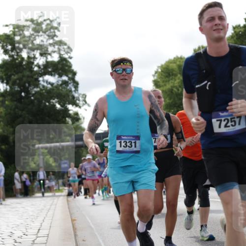 29.06.2025 - hella hamburg halbmarathon Jannik Wohlers http://msf.ph/oto/8154895 29.06.2025 10:16:37 Lombardsbrücke 1137, 1298, 1331, 1348, 1356, 1403, 1553, 1602, 2225, 2908, 3210, 3450, 3622, 5390, 5929, 5930, 5995, 6328, 6948, 7114, 7115, 7257, 7345, 7360, 7376, 7924, 7928, 8263, 8513, 8558, 8983, 9647, 10165, 10314, 10317, 10320, 10735, 10926, 11410, 12043, 12100, 12252, 12289, 12640, 13206, 13365, 13605, 14597, 14646, 15140, 15381, 15564, 15613, 15713, 16447, 16459, 16704, 16709, 17010, 17449, 17527, 17661, 17741, 17984, 18571 meine-sportfotos.de