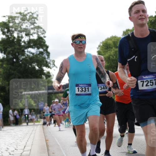 29.06.2025 - hella hamburg halbmarathon Jannik Wohlers http://msf.ph/oto/8154908 29.06.2025 10:16:37 Lombardsbrücke 1137, 1298, 1331, 1348, 1356, 1403, 1553, 1602, 2225, 2908, 3210, 3450, 3622, 5390, 5929, 5930, 5995, 6328, 6948, 7114, 7115, 7257, 7345, 7360, 7376, 7924, 7928, 8263, 8513, 8558, 8983, 9647, 10165, 10314, 10317, 10320, 10735, 10926, 11410, 12043, 12100, 12252, 12289, 12640, 13206, 13365, 13605, 14597, 14646, 15140, 15381, 15564, 15613, 15713, 16447, 16459, 16704, 16709, 17010, 17449, 17527, 17661, 17741, 17984, 18571 meine-sportfotos.de