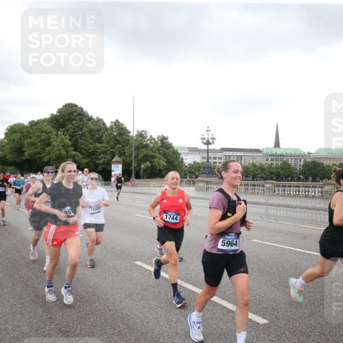 29.06.2025 - hella hamburg halbmarathon Jannik Wohlers http://msf.ph/oto/8154913 29.06.2025 10:53:34 Lombardsbrücke 1017, 1263, 1687, 1744, 1753, 1789, 2079, 2372, 2600, 2761, 2854, 3055, 3079, 3249, 3465, 3467, 3557, 4323, 4685, 4838, 5430, 5804, 5898, 5964, 6039, 6192, 6273, 6468, 6583, 6988, 7614, 8924, 9138, 9503, 9572, 11390, 11472, 11769, 11830, 12283, 12611, 13034, 13350, 13368, 14171, 14596, 14665, 14799, 15047, 15191, 15290, 15791, 16313, 16691, 16748, 16930, 17255, 17309, 17487, 17622, 18348, 18365, 18904, 19019 meine-sportfotos.de