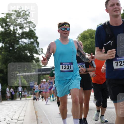 29.06.2025 - hella hamburg halbmarathon Jannik Wohlers http://msf.ph/oto/8154915 29.06.2025 10:16:37 Lombardsbrücke 1137, 1298, 1331, 1348, 1356, 1403, 1553, 1602, 2225, 2908, 3210, 3450, 3622, 5390, 5929, 5930, 5995, 6328, 6948, 7114, 7115, 7257, 7345, 7360, 7376, 7924, 7928, 8263, 8513, 8558, 8983, 9647, 10165, 10314, 10317, 10320, 10735, 10926, 11410, 12043, 12100, 12252, 12289, 12640, 13206, 13365, 13605, 14597, 14646, 15140, 15381, 15564, 15613, 15713, 16447, 16459, 16704, 16709, 17010, 17449, 17527, 17661, 17741, 17984, 18571 meine-sportfotos.de