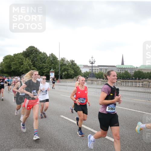 29.06.2025 - hella hamburg halbmarathon Jannik Wohlers http://msf.ph/oto/8154929 29.06.2025 10:53:34 Lombardsbrücke 1017, 1263, 1687, 1744, 1753, 1789, 2079, 2372, 2600, 2761, 2854, 3055, 3079, 3249, 3465, 3467, 3557, 4323, 4685, 4838, 5430, 5804, 5898, 5964, 6039, 6192, 6273, 6468, 6583, 6988, 7614, 8924, 9138, 9503, 9572, 11390, 11472, 11769, 11830, 12283, 12611, 13034, 13350, 13368, 14171, 14596, 14665, 14799, 15047, 15191, 15290, 15791, 16313, 16691, 16748, 16930, 17255, 17309, 17487, 17622, 18348, 18365, 18904, 19019 meine-sportfotos.de
