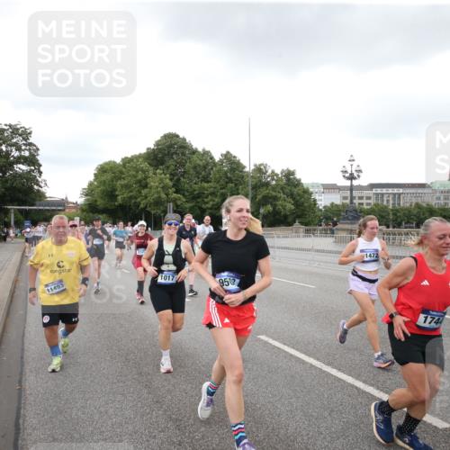 29.06.2025 - hella hamburg halbmarathon Jannik Wohlers http://msf.ph/oto/8154939 29.06.2025 10:53:34 Lombardsbrücke 1017, 1263, 1687, 1744, 1753, 1789, 2079, 2372, 2600, 2761, 2854, 3055, 3079, 3249, 3465, 3467, 3557, 4323, 4685, 4838, 5430, 5804, 5898, 5964, 6039, 6192, 6273, 6468, 6583, 6988, 7614, 8924, 9138, 9503, 9572, 11390, 11472, 11769, 11830, 12283, 12611, 13034, 13350, 13368, 14171, 14596, 14665, 14799, 15047, 15191, 15290, 15791, 16313, 16691, 16748, 16930, 17255, 17309, 17487, 17622, 18348, 18365, 18904, 19019 meine-sportfotos.de