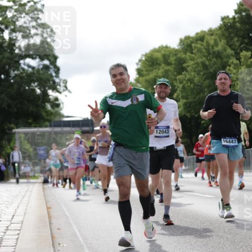 29.06.2025 - hella hamburg halbmarathon Jannik Wohlers http://msf.ph/oto/8154942 29.06.2025 10:16:38 Lombardsbrücke 1137, 1298, 1331, 1348, 1356, 1553, 1602, 2225, 2908, 3210, 3450, 3622, 5390, 5929, 5930, 5995, 6328, 6948, 7114, 7115, 7257, 7345, 7360, 7376, 7924, 7928, 8263, 8513, 8558, 8983, 9647, 10165, 10314, 10317, 10320, 10735, 10926, 11410, 12043, 12100, 12252, 12289, 12640, 13206, 13365, 13605, 14597, 14646, 15140, 15381, 15564, 15613, 15713, 16447, 16459, 16704, 16709, 16817, 17010, 17449, 17527, 17661, 17741, 17984, 18571 meine-sportfotos.de