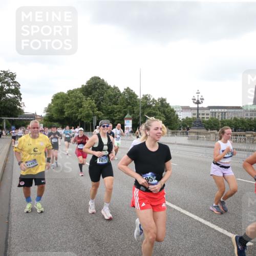 29.06.2025 - hella hamburg halbmarathon Jannik Wohlers http://msf.ph/oto/8154959 29.06.2025 10:53:34 Lombardsbrücke 1017, 1263, 1687, 1744, 1753, 1789, 2079, 2372, 2600, 2761, 2854, 3055, 3079, 3249, 3465, 3467, 3557, 4323, 4685, 4838, 5430, 5804, 5898, 5964, 6039, 6192, 6273, 6468, 6583, 6988, 7614, 8924, 9138, 9503, 9572, 11390, 11472, 11769, 11830, 12283, 12611, 13034, 13350, 13368, 14171, 14596, 14665, 14799, 15047, 15191, 15290, 15791, 16313, 16691, 16748, 16930, 17255, 17309, 17487, 17622, 18348, 18365, 18904, 19019 meine-sportfotos.de