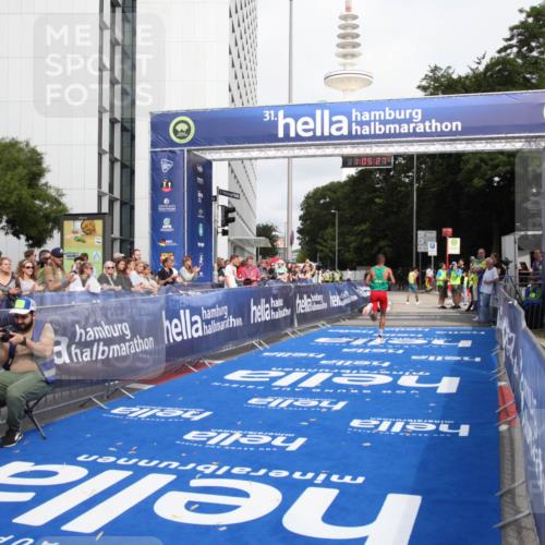 29.06.2025 - hella hamburg halbmarathon Michael Strokosch http://msf.ph/oto/8154969 29.06.2025 10:05:31 Ziel 17 meine-sportfotos.de