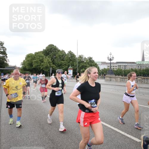 29.06.2025 - hella hamburg halbmarathon Jannik Wohlers http://msf.ph/oto/8154971 29.06.2025 10:53:34 Lombardsbrücke 1017, 1263, 1687, 1744, 1753, 1789, 2079, 2372, 2600, 2761, 2854, 3055, 3079, 3249, 3465, 3467, 3557, 4323, 4685, 4838, 5430, 5804, 5898, 5964, 6039, 6192, 6273, 6468, 6583, 6988, 7614, 8924, 9138, 9503, 9572, 11390, 11472, 11769, 11830, 12283, 12611, 13034, 13350, 13368, 14171, 14596, 14665, 14799, 15047, 15191, 15290, 15791, 16313, 16691, 16748, 16930, 17255, 17309, 17487, 17622, 18348, 18365, 18904, 19019 meine-sportfotos.de