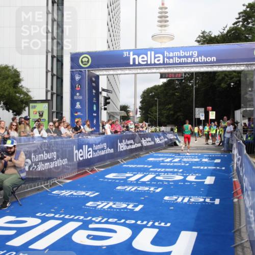 29.06.2025 - hella hamburg halbmarathon Michael Strokosch http://msf.ph/oto/8154994 29.06.2025 10:05:32 Ziel 17 meine-sportfotos.de