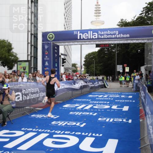 29.06.2025 - hella hamburg halbmarathon Michael Strokosch http://msf.ph/oto/8155020 29.06.2025 10:06:03 Ziel 24 meine-sportfotos.de