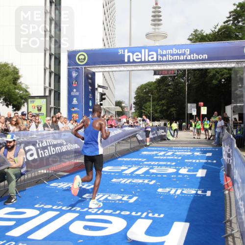 29.06.2025 - hella hamburg halbmarathon Michael Strokosch http://msf.ph/oto/8155084 29.06.2025 10:06:32 Ziel 14 meine-sportfotos.de