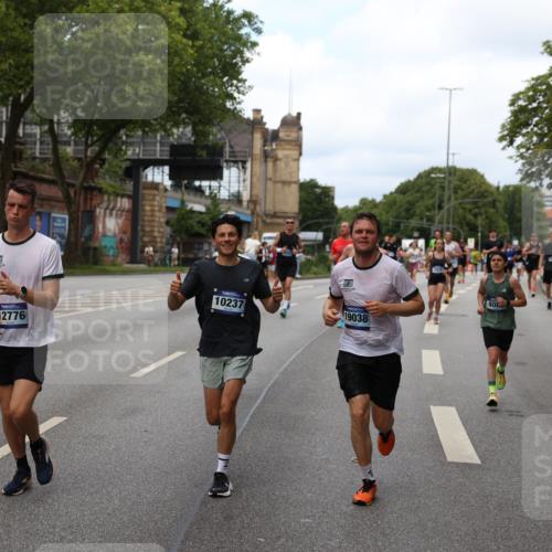 29.06.2025 - hella hamburg halbmarathon Yannick Fuchs http://msf.ph/oto/8155110 29.06.2025 10:38:00 20KM 3109, 3116, 3124, 3146, 3437, 3697, 3928, 4080, 5506, 5692, 6495, 7093, 7185, 7451, 7635, 8664, 9043, 9114, 9931, 10237, 10246, 10493, 11648, 11778, 11848, 12327, 12438, 12623, 12657, 12776, 13348, 13398, 13897, 14210, 14690, 15383, 15932, 16105, 16314, 16338, 16648, 16720, 16997, 17391, 17403, 17516, 18678, 18775, 19038, 19051, 19090 meine-sportfotos.de