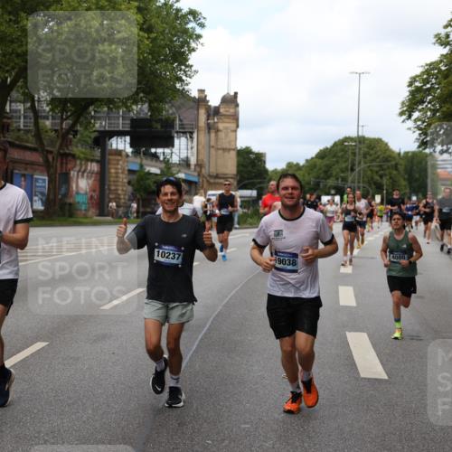 29.06.2025 - hella hamburg halbmarathon Yannick Fuchs http://msf.ph/oto/8155131 29.06.2025 10:38:00 20KM 3109, 3116, 3124, 3146, 3437, 3697, 3928, 4080, 5506, 5692, 6495, 7093, 7185, 7451, 7635, 8664, 9043, 9114, 9931, 10237, 10246, 10493, 11648, 11778, 11848, 12327, 12438, 12623, 12657, 12776, 13348, 13398, 13897, 14210, 14690, 15383, 15932, 16105, 16314, 16338, 16648, 16720, 16997, 17391, 17403, 17516, 18678, 18775, 19038, 19051, 19090 meine-sportfotos.de