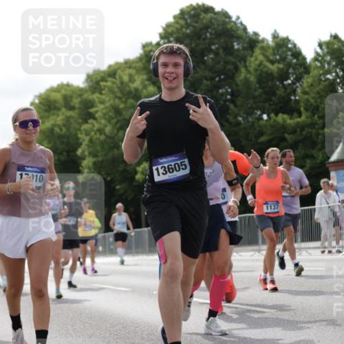 29.06.2025 - hella hamburg halbmarathon Jannik Wohlers http://msf.ph/oto/8155134 29.06.2025 10:16:42 Lombardsbrücke 1083, 1137, 1298, 1331, 1348, 1356, 1553, 2225, 2908, 3210, 3464, 3466, 3622, 5023, 5390, 5929, 5930, 5995, 6126, 6522, 7114, 7115, 7257, 7345, 7376, 7924, 7928, 8253, 8263, 8513, 8558, 8983, 9647, 10165, 10735, 10926, 11410, 12042, 12043, 12100, 12166, 12252, 12289, 12640, 13206, 13605, 14597, 14950, 15140, 15381, 15564, 15613, 16447, 16459, 16704, 16709, 16817, 17010, 17449, 17661, 17741, 17984, 18108, 18571 meine-sportfotos.de