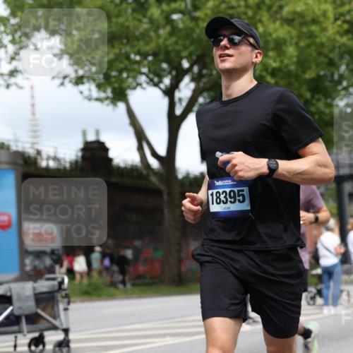 29.06.2025 - hella hamburg halbmarathon Yannick Fuchs http://msf.ph/oto/8155160 29.06.2025 10:58:10 20KM 1254, 1334, 2810, 3919, 4542, 6100, 7042, 7907, 8810, 8890, 9191, 9680, 10694, 12479, 12646, 13503, 13542, 13841, 13901, 14225, 14970, 15093, 15698, 15797, 16594, 17061, 17112, 17150, 17533, 17685, 17686, 18321, 18395, 18581, 19240 meine-sportfotos.de