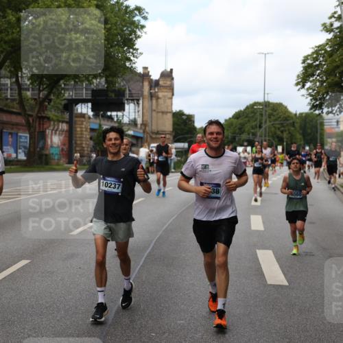 29.06.2025 - hella hamburg halbmarathon Yannick Fuchs http://msf.ph/oto/8155163 29.06.2025 10:38:00 20KM 3109, 3116, 3124, 3146, 3437, 3697, 3928, 4080, 5506, 5692, 6495, 7093, 7185, 7451, 7635, 8664, 9043, 9114, 9931, 10237, 10246, 10493, 11648, 11778, 11848, 12327, 12438, 12623, 12657, 12776, 13348, 13398, 13897, 14210, 14690, 15383, 15932, 16105, 16314, 16338, 16648, 16720, 16997, 17391, 17403, 17516, 18678, 18775, 19038, 19051, 19090 meine-sportfotos.de