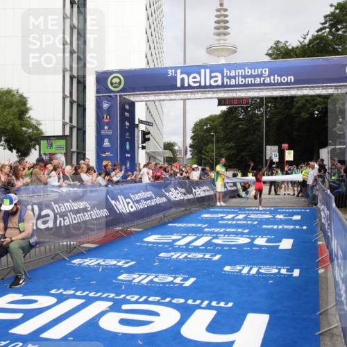 29.06.2025 - hella hamburg halbmarathon Michael Strokosch http://msf.ph/oto/8155164 29.06.2025 10:10:14 Ziel 48 meine-sportfotos.de