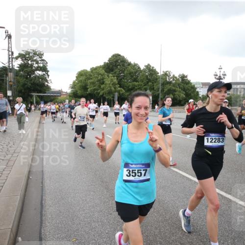 29.06.2025 - hella hamburg halbmarathon Jannik Wohlers http://msf.ph/oto/8155169 29.06.2025 10:53:38 Lombardsbrücke 1017, 1263, 1687, 1744, 1779, 1789, 2079, 2372, 2600, 2761, 2854, 3079, 3187, 3188, 3249, 3465, 3467, 3557, 4323, 4685, 4838, 5430, 5804, 5898, 5964, 6192, 6468, 6583, 6988, 7614, 8867, 8924, 9138, 9203, 9503, 9572, 11390, 11472, 11769, 11830, 12283, 12429, 12611, 12898, 13034, 13350, 13368, 13850, 14171, 14177, 14386, 14416, 14596, 14665, 15191, 15318, 15791, 16691, 16839, 16888, 16930, 17309, 17487, 17622, 18348, 18365, 18904, 19019 meine-sportfotos.de