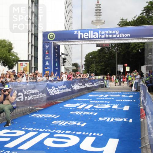 29.06.2025 - hella hamburg halbmarathon Michael Strokosch http://msf.ph/oto/8155175 29.06.2025 10:10:39 Ziel 43 meine-sportfotos.de