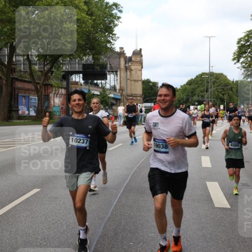 29.06.2025 - hella hamburg halbmarathon Yannick Fuchs http://msf.ph/oto/8155205 29.06.2025 10:38:01 20KM 3109, 3116, 3124, 3146, 3437, 3697, 3928, 4080, 5506, 5692, 6495, 7093, 7185, 7451, 8664, 9043, 9114, 9931, 10237, 10246, 10493, 11153, 11648, 11778, 11848, 12327, 12438, 12623, 12657, 12776, 13348, 13897, 14690, 15383, 15932, 16105, 16338, 16648, 16720, 16997, 17391, 17403, 17516, 18678, 18775, 19038, 19051, 19090 meine-sportfotos.de