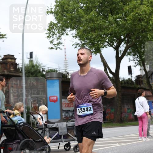 29.06.2025 - hella hamburg halbmarathon Yannick Fuchs http://msf.ph/oto/8155218 29.06.2025 10:58:11 20KM 1254, 1334, 2810, 3919, 4542, 6100, 7042, 7907, 8171, 8810, 8890, 9191, 9680, 9816, 10694, 11960, 12479, 12646, 13503, 13542, 13901, 14225, 14822, 14970, 15093, 15698, 15797, 16594, 16753, 17112, 17150, 17533, 17685, 17686, 18321, 18395, 18581, 18739, 19240 meine-sportfotos.de