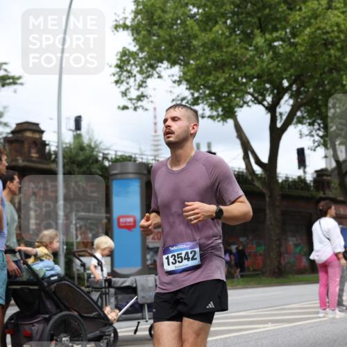 29.06.2025 - hella hamburg halbmarathon Yannick Fuchs http://msf.ph/oto/8155230 29.06.2025 10:58:11 20KM 1254, 1334, 2810, 3919, 4542, 6100, 7042, 7907, 8171, 8810, 8890, 9191, 9680, 9816, 10694, 11960, 12479, 12646, 13503, 13542, 13901, 14225, 14822, 14970, 15093, 15698, 15797, 16594, 16753, 17112, 17150, 17533, 17685, 17686, 18321, 18395, 18581, 18739, 19240 meine-sportfotos.de
