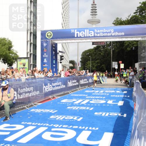 29.06.2025 - hella hamburg halbmarathon Michael Strokosch http://msf.ph/oto/8155247 29.06.2025 10:11:13 Ziel 46 meine-sportfotos.de