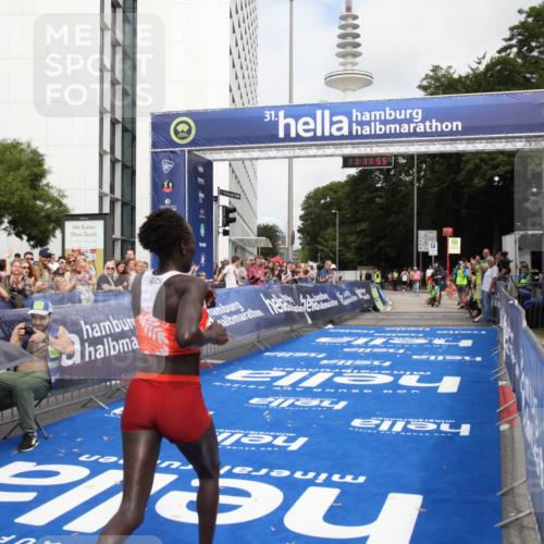 29.06.2025 - hella hamburg halbmarathon Michael Strokosch http://msf.ph/oto/8155251 29.06.2025 10:11:59 Ziel 36 meine-sportfotos.de