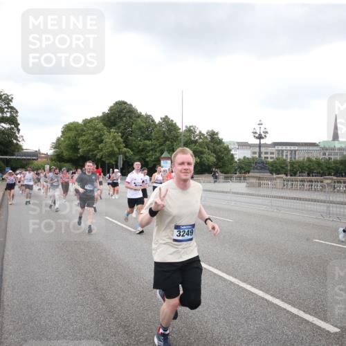 29.06.2025 - hella hamburg halbmarathon Jannik Wohlers http://msf.ph/oto/8155253 29.06.2025 10:53:40 Lombardsbrücke 1017, 1263, 1687, 1744, 1779, 1789, 2372, 2600, 2761, 2854, 3079, 3187, 3188, 3249, 3465, 3467, 3557, 4323, 4685, 4838, 5804, 5817, 5898, 5964, 6192, 6468, 6583, 6987, 6988, 7614, 8867, 8924, 9138, 9203, 9503, 9572, 10207, 11390, 11472, 11769, 11785, 11830, 12283, 12429, 12611, 12898, 13034, 13350, 13368, 13850, 14171, 14177, 14386, 14416, 14596, 14665, 14904, 15318, 15791, 16691, 16839, 16888, 16930, 17309, 17487, 17622, 18348, 18365, 18904, 19019 meine-sportfotos.de
