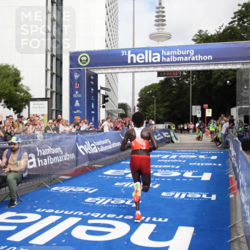 29.06.2025 - hella hamburg halbmarathon Michael Strokosch http://msf.ph/oto/8155254 29.06.2025 10:12:00 Ziel 36 meine-sportfotos.de