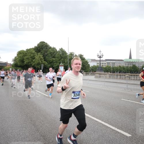 29.06.2025 - hella hamburg halbmarathon Jannik Wohlers http://msf.ph/oto/8155270 29.06.2025 10:53:40 Lombardsbrücke 1017, 1263, 1687, 1744, 1779, 1789, 2372, 2600, 2761, 2854, 3079, 3187, 3188, 3249, 3465, 3467, 3557, 4323, 4685, 4838, 5804, 5817, 5898, 5964, 6192, 6468, 6583, 6987, 6988, 7614, 8867, 8924, 9138, 9203, 9503, 9572, 10207, 11390, 11472, 11769, 11785, 11830, 12283, 12429, 12611, 12898, 13034, 13350, 13368, 13850, 14171, 14177, 14386, 14416, 14596, 14665, 14904, 15318, 15791, 16691, 16839, 16888, 16930, 17309, 17487, 17622, 18348, 18365, 18904, 19019 meine-sportfotos.de