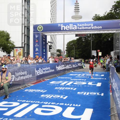 29.06.2025 - hella hamburg halbmarathon Michael Strokosch http://msf.ph/oto/8155272 29.06.2025 10:12:01 Ziel 36 meine-sportfotos.de
