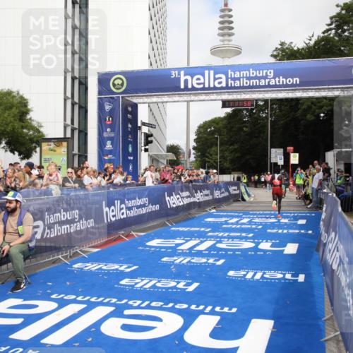 29.06.2025 - hella hamburg halbmarathon Michael Strokosch http://msf.ph/oto/8155273 29.06.2025 10:12:02 Ziel 36 meine-sportfotos.de