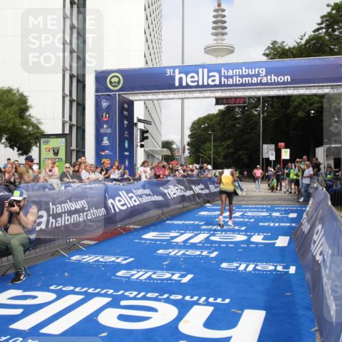 29.06.2025 - hella hamburg halbmarathon Michael Strokosch http://msf.ph/oto/8155284 29.06.2025 10:12:24 Ziel 39, 47 meine-sportfotos.de