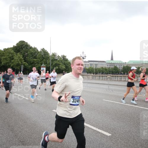 29.06.2025 - hella hamburg halbmarathon Jannik Wohlers http://msf.ph/oto/8155288 29.06.2025 10:53:40 Lombardsbrücke 1017, 1263, 1687, 1744, 1779, 1789, 2372, 2600, 2761, 2854, 3079, 3187, 3188, 3249, 3465, 3467, 3557, 4323, 4685, 4838, 5804, 5817, 5898, 5964, 6192, 6468, 6583, 6987, 6988, 7614, 8867, 8924, 9138, 9203, 9503, 9572, 10207, 11390, 11472, 11769, 11785, 11830, 12283, 12429, 12611, 12898, 13034, 13350, 13368, 13850, 14171, 14177, 14386, 14416, 14596, 14665, 14904, 15318, 15791, 16691, 16839, 16888, 16930, 17309, 17487, 17622, 18348, 18365, 18904, 19019 meine-sportfotos.de