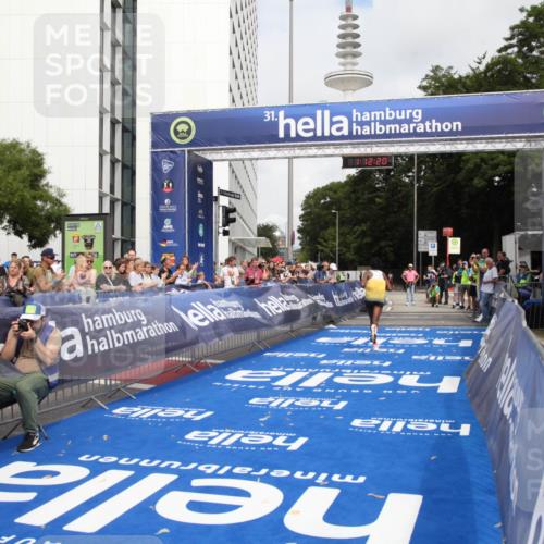 29.06.2025 - hella hamburg halbmarathon Michael Strokosch http://msf.ph/oto/8155289 29.06.2025 10:12:24 Ziel 39, 47 meine-sportfotos.de
