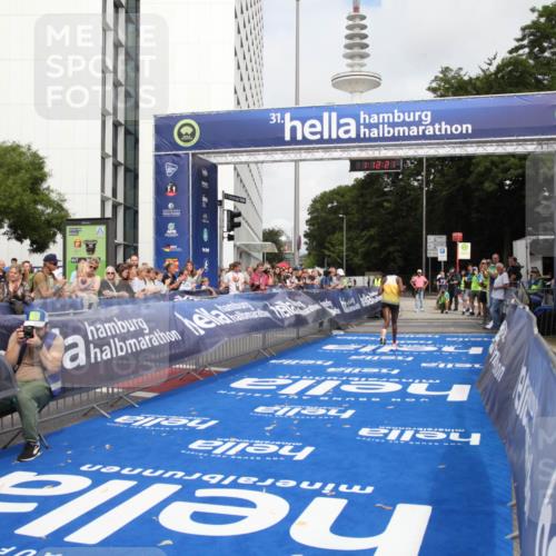 29.06.2025 - hella hamburg halbmarathon Michael Strokosch http://msf.ph/oto/8155294 29.06.2025 10:12:25 Ziel 39, 47 meine-sportfotos.de
