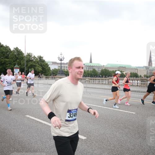 29.06.2025 - hella hamburg halbmarathon Jannik Wohlers http://msf.ph/oto/8155313 29.06.2025 10:53:40 Lombardsbrücke 1017, 1263, 1687, 1744, 1779, 1789, 2372, 2600, 2761, 2854, 3079, 3187, 3188, 3249, 3465, 3467, 3557, 4323, 4685, 4838, 5804, 5817, 5898, 5964, 6192, 6468, 6583, 6987, 6988, 7614, 8867, 8924, 9138, 9203, 9503, 9572, 10207, 11390, 11472, 11769, 11785, 11830, 12283, 12429, 12611, 12898, 13034, 13350, 13368, 13850, 14171, 14177, 14386, 14416, 14596, 14665, 14904, 15318, 15791, 16691, 16839, 16888, 16930, 17309, 17487, 17622, 18348, 18365, 18904, 19019 meine-sportfotos.de