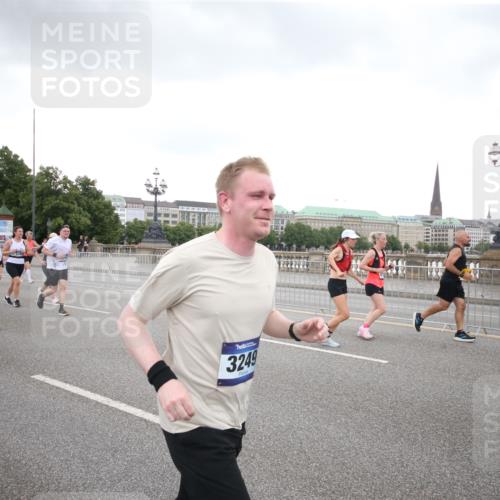 29.06.2025 - hella hamburg halbmarathon Jannik Wohlers http://msf.ph/oto/8155325 29.06.2025 10:53:40 Lombardsbrücke 1017, 1263, 1687, 1744, 1779, 1789, 2372, 2600, 2761, 2854, 3079, 3187, 3188, 3249, 3465, 3467, 3557, 4323, 4685, 4838, 5804, 5817, 5898, 5964, 6192, 6468, 6583, 6987, 6988, 7614, 8867, 8924, 9138, 9203, 9503, 9572, 10207, 11390, 11472, 11769, 11785, 11830, 12283, 12429, 12611, 12898, 13034, 13350, 13368, 13850, 14171, 14177, 14386, 14416, 14596, 14665, 14904, 15318, 15791, 16691, 16839, 16888, 16930, 17309, 17487, 17622, 18348, 18365, 18904, 19019 meine-sportfotos.de