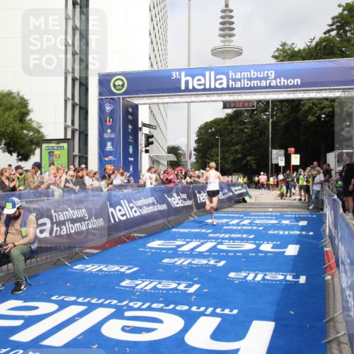 29.06.2025 - hella hamburg halbmarathon Michael Strokosch http://msf.ph/oto/8155329 29.06.2025 10:12:45 Ziel 28 meine-sportfotos.de