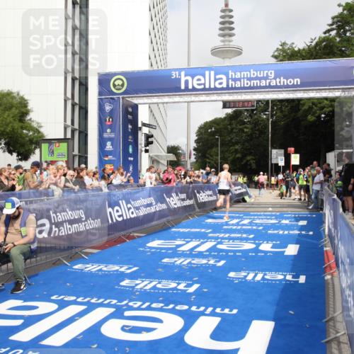 29.06.2025 - hella hamburg halbmarathon Michael Strokosch http://msf.ph/oto/8155333 29.06.2025 10:12:45 Ziel 28 meine-sportfotos.de