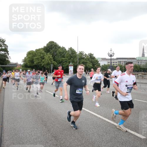29.06.2025 - hella hamburg halbmarathon Jannik Wohlers http://msf.ph/oto/8155340 29.06.2025 10:53:41 Lombardsbrücke 1017, 1263, 1744, 1779, 1789, 2372, 2600, 2761, 2854, 3079, 3187, 3188, 3249, 3465, 3467, 3557, 4323, 4685, 4838, 5514, 5804, 5817, 5898, 5964, 6192, 6468, 6583, 6987, 6988, 8867, 8924, 9138, 9203, 9503, 9572, 10207, 11390, 11472, 11769, 11785, 11830, 12283, 12429, 12611, 12898, 13034, 13350, 13368, 13850, 14171, 14177, 14386, 14416, 14596, 14665, 14904, 15318, 15791, 16117, 16691, 16839, 16888, 16930, 17487, 17622, 18093, 18348, 18365, 18904, 19019 meine-sportfotos.de