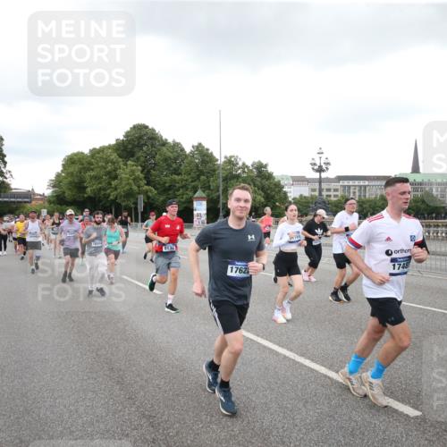 29.06.2025 - hella hamburg halbmarathon Jannik Wohlers http://msf.ph/oto/8155359 29.06.2025 10:53:41 Lombardsbrücke 1017, 1263, 1744, 1779, 1789, 2372, 2600, 2761, 2854, 3079, 3187, 3188, 3249, 3465, 3467, 3557, 4323, 4685, 4838, 5514, 5804, 5817, 5898, 5964, 6192, 6468, 6583, 6987, 6988, 8867, 8924, 9138, 9203, 9503, 9572, 10207, 11390, 11472, 11769, 11785, 11830, 12283, 12429, 12611, 12898, 13034, 13350, 13368, 13850, 14171, 14177, 14386, 14416, 14596, 14665, 14904, 15318, 15791, 16117, 16691, 16839, 16888, 16930, 17487, 17622, 18093, 18348, 18365, 18904, 19019 meine-sportfotos.de