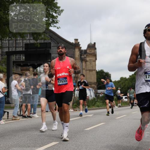 29.06.2025 - hella hamburg halbmarathon Yannick Fuchs http://msf.ph/oto/8155385 29.06.2025 10:58:13 20KM 1334, 2810, 3919, 4542, 6100, 7042, 7907, 8171, 8810, 8890, 9680, 9816, 10694, 11960, 12479, 12646, 13503, 13542, 13901, 14225, 14822, 14970, 15698, 15797, 16594, 16753, 17112, 17150, 17533, 17685, 17686, 18321, 18395, 18581, 18739, 19240 meine-sportfotos.de