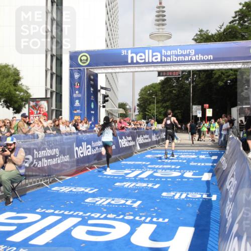 29.06.2025 - hella hamburg halbmarathon Michael Strokosch http://msf.ph/oto/8155406 29.06.2025 10:14:04 Ziel 31, 42, 14689 meine-sportfotos.de