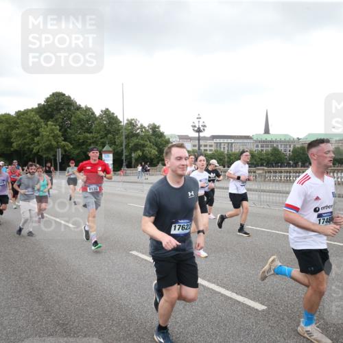 29.06.2025 - hella hamburg halbmarathon Jannik Wohlers http://msf.ph/oto/8155410 29.06.2025 10:53:42 Lombardsbrücke 1017, 1263, 1744, 1779, 1789, 2372, 2600, 2761, 2854, 3079, 3187, 3188, 3249, 3465, 3467, 3557, 4323, 4685, 4838, 5514, 5804, 5817, 5898, 5964, 6192, 6468, 6583, 6987, 6988, 7874, 8867, 8924, 9138, 9203, 9503, 10207, 11390, 11472, 11769, 11785, 11830, 12283, 12429, 12611, 12898, 13034, 13350, 13368, 13850, 14171, 14177, 14386, 14416, 14596, 14665, 14904, 15318, 15791, 16117, 16628, 16691, 16839, 16888, 16930, 17487, 17622, 18093, 18348, 18365, 18431, 18904, 19019 meine-sportfotos.de