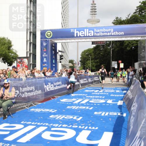 29.06.2025 - hella hamburg halbmarathon Michael Strokosch http://msf.ph/oto/8155418 29.06.2025 10:14:05 Ziel 31, 42, 14689 meine-sportfotos.de