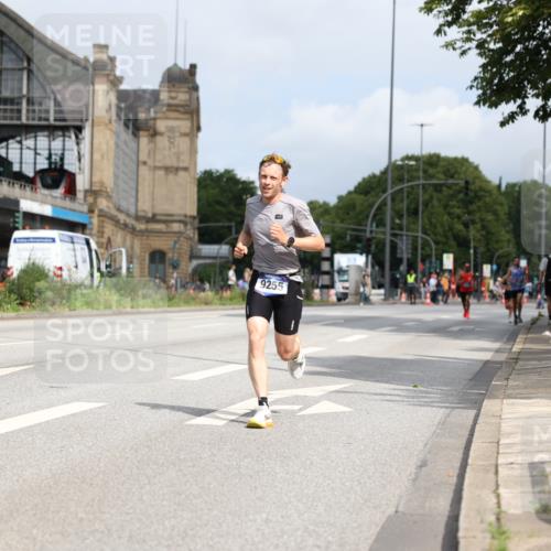 29.06.2025 - hella hamburg halbmarathon Yannick Fuchs http://msf.ph/oto/8155423 29.06.2025 10:15:41 20KM 54, 9255, 11829, 12678, 14302, 16245, 18848 meine-sportfotos.de