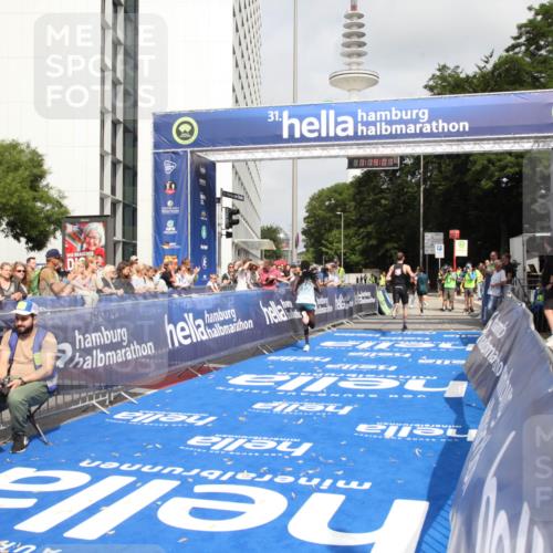 29.06.2025 - hella hamburg halbmarathon Michael Strokosch http://msf.ph/oto/8155429 29.06.2025 10:14:05 Ziel 31, 42, 14689 meine-sportfotos.de