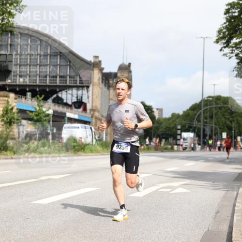 29.06.2025 - hella hamburg halbmarathon Yannick Fuchs http://msf.ph/oto/8155439 29.06.2025 10:15:42 20KM 54, 9255, 11829, 12678, 14302, 16245, 18848 meine-sportfotos.de