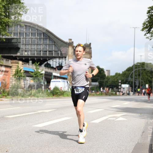 29.06.2025 - hella hamburg halbmarathon Yannick Fuchs http://msf.ph/oto/8155443 29.06.2025 10:15:42 20KM 54, 9255, 11829, 12678, 14302, 16245, 18848 meine-sportfotos.de